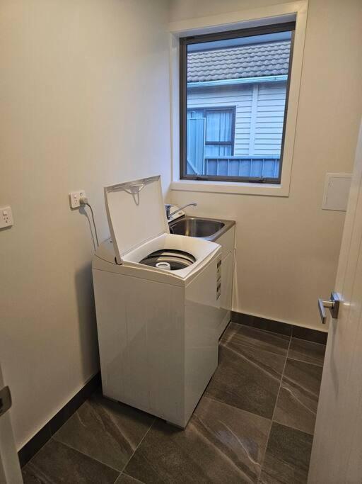 Entire House - Brand New 2 Bedroom House Lower Hutt Exteriör bild