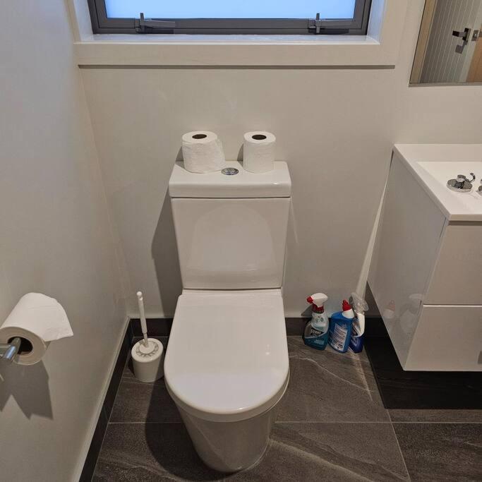 Entire House - Brand New 2 Bedroom House Lower Hutt Exteriör bild